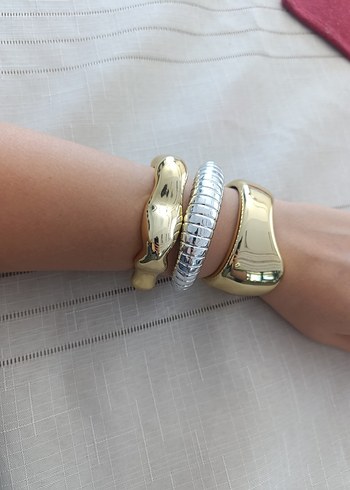 Altın Renkli Parlak Yılan Desenli Bileklik - Görsel 2