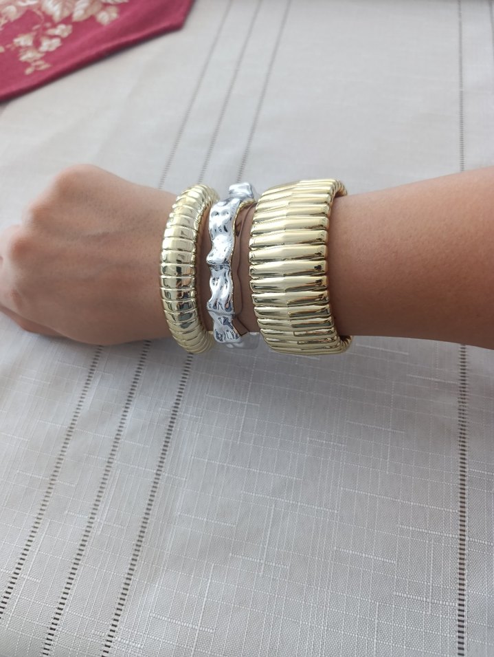 Altın Renkli Parlak Yılan Desenli Bileklik - Görsel 3