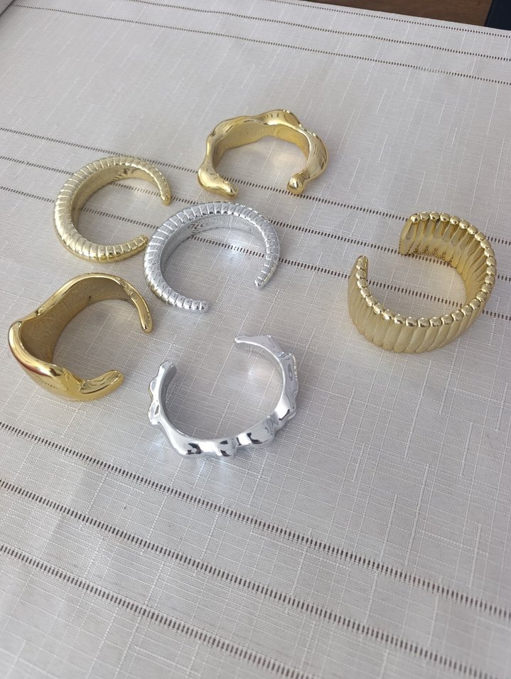 Altın Renkli Parlak Yılan Desenli Bileklik - Görsel 4