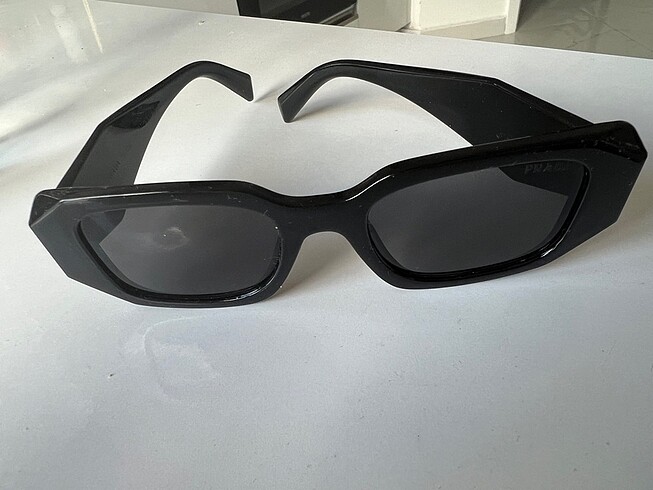  Beden Prada güneş gözlüğü
