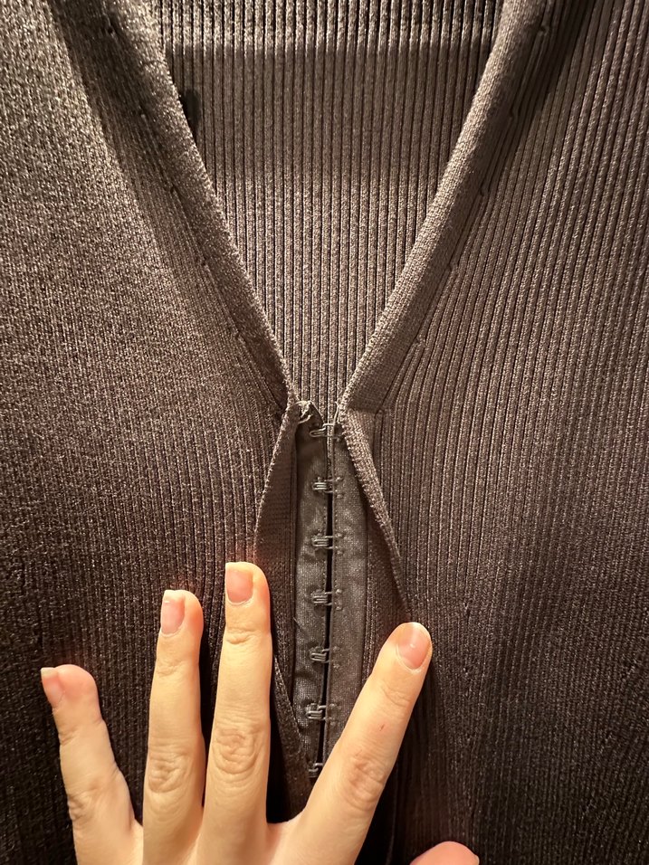 V Yaka Kahverengi triko Midi Kalem Elbise - Görsel 4