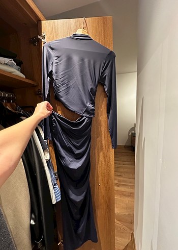 Dar yırtmaçlı elbise - Görsel 4