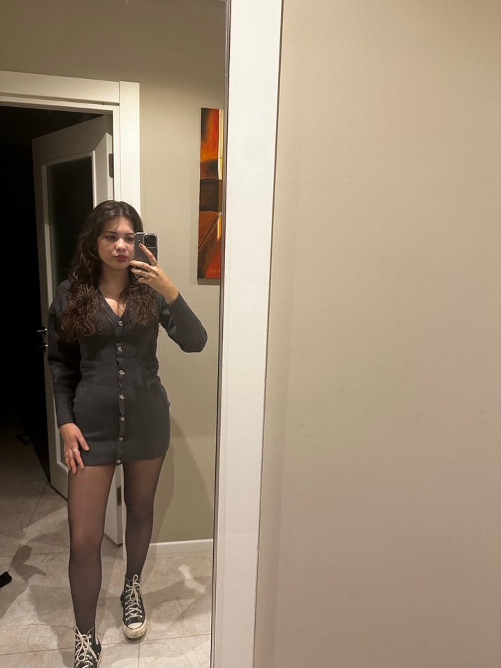 V yaka hırka görünümlü triko gri elbise - Görsel 2