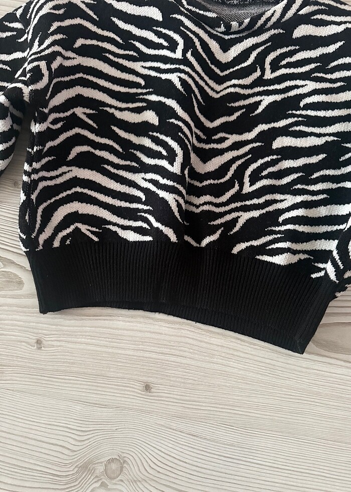 Zebra desenli crop kazak - Görsel 3