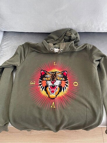 gucci arkası yazılı sweatshirt