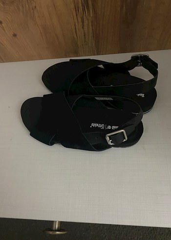 Siyah Tokalı Kadın Sandalet