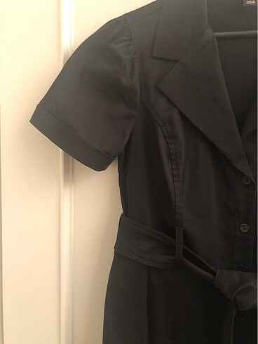 40 Beden H&M siyah yazlık , yarım kol , önden düğmeli, belli kemerli elbi