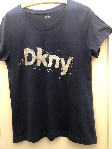 Orijinal DKNY , koyu mavi , yarım kol , tshirt önü gümüş yazılı