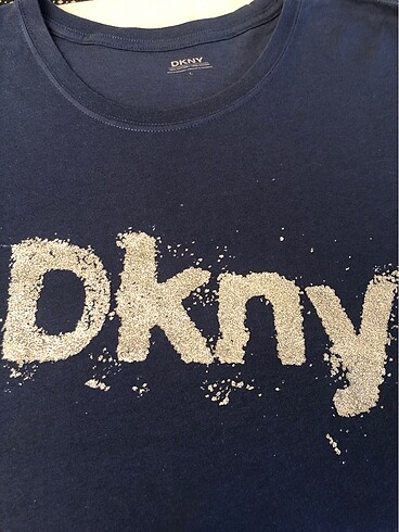l Beden mavi Renk Orijinal DKNY , koyu mavi , yarım kol , tshirt önü gümüş yazılı