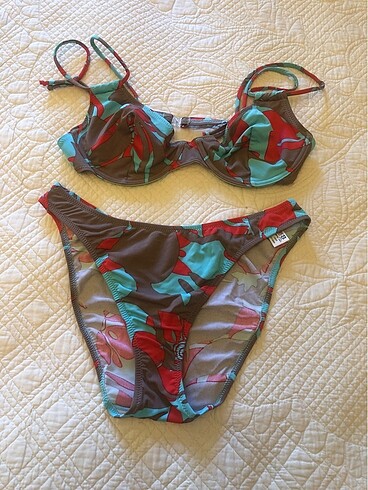 Jenna de Rosnay karışık renkte desenli bikini