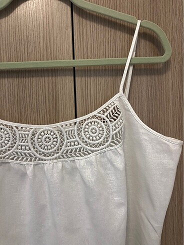 42 Beden Marks & Spencer beyaz ince askılı , önü dantelli keten üst