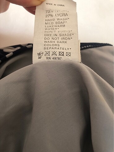 Gideon Oberson , lacivert fonlu desenli mayo - Görsel 7