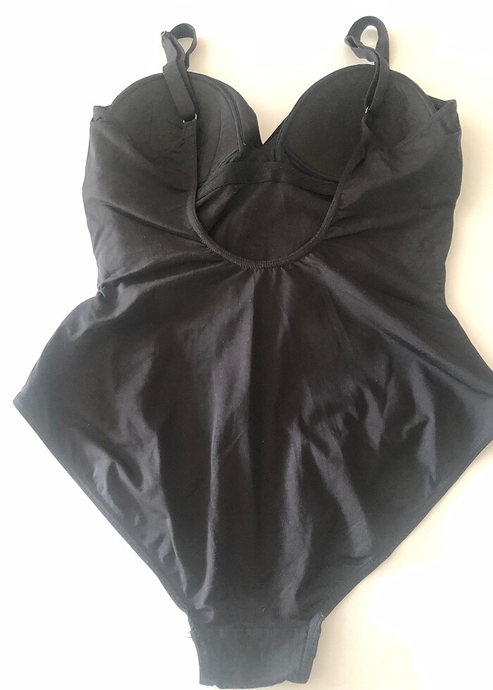 Gottex Silver , siyah önden kruaze ve kemik aksesuarları mayo - Görsel 3