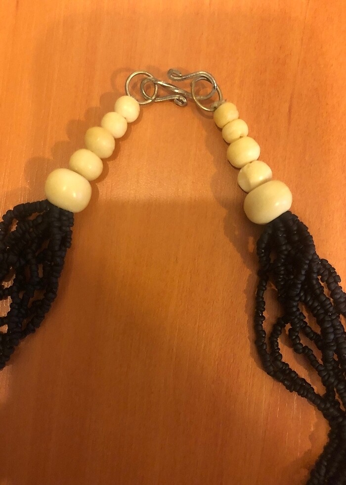 Siyah boncuklu ve gümüş renkli aksesuarlı kolye - Görsel 3