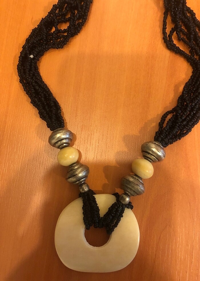 Siyah boncuklu ve gümüş renkli aksesuarlı kolye - Görsel 2