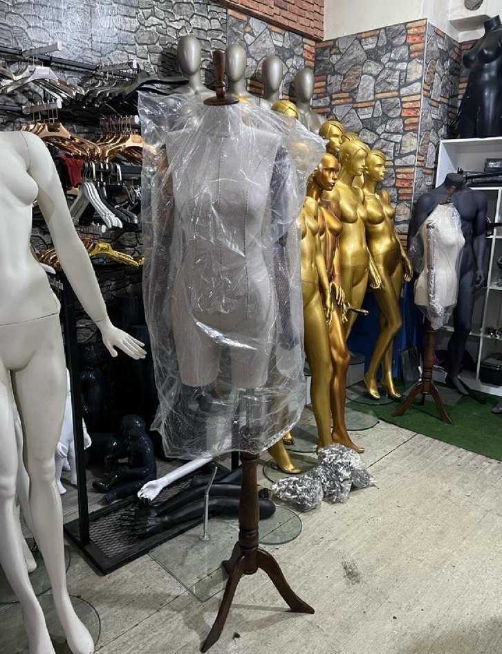 Ahşap Vitrin Mankeni - Ofis Şıklığı - Görsel 3