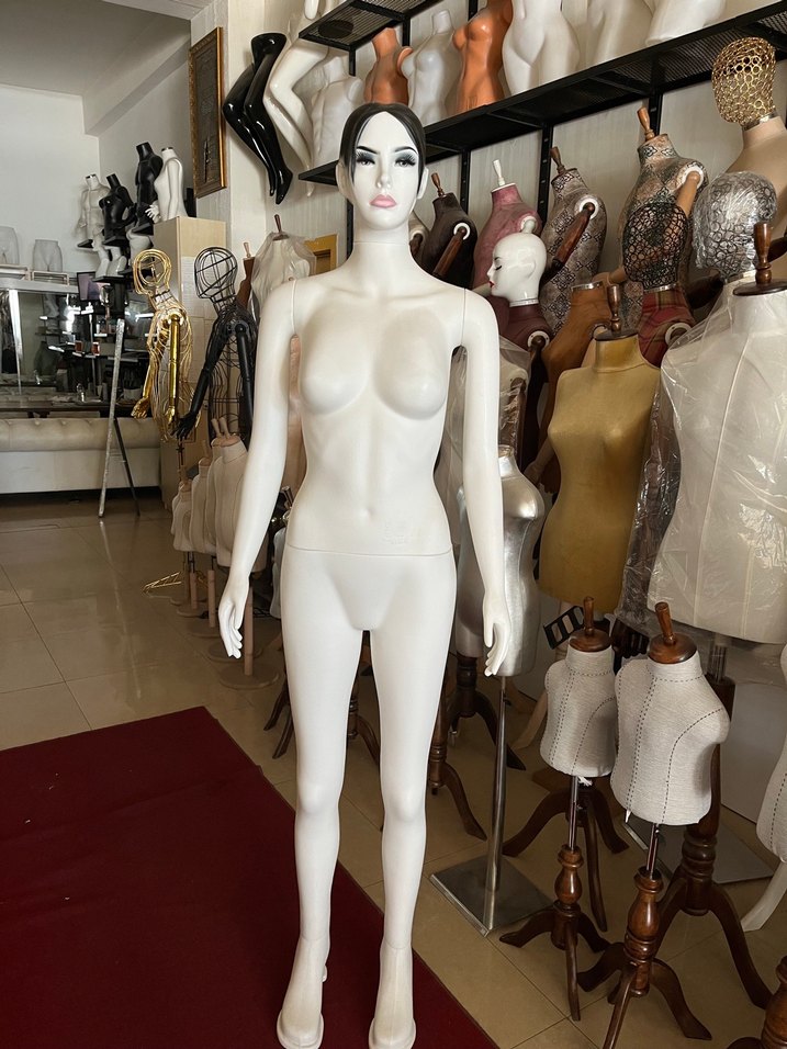 Beyaz Minimalist Kadın Manken - Görsel 3