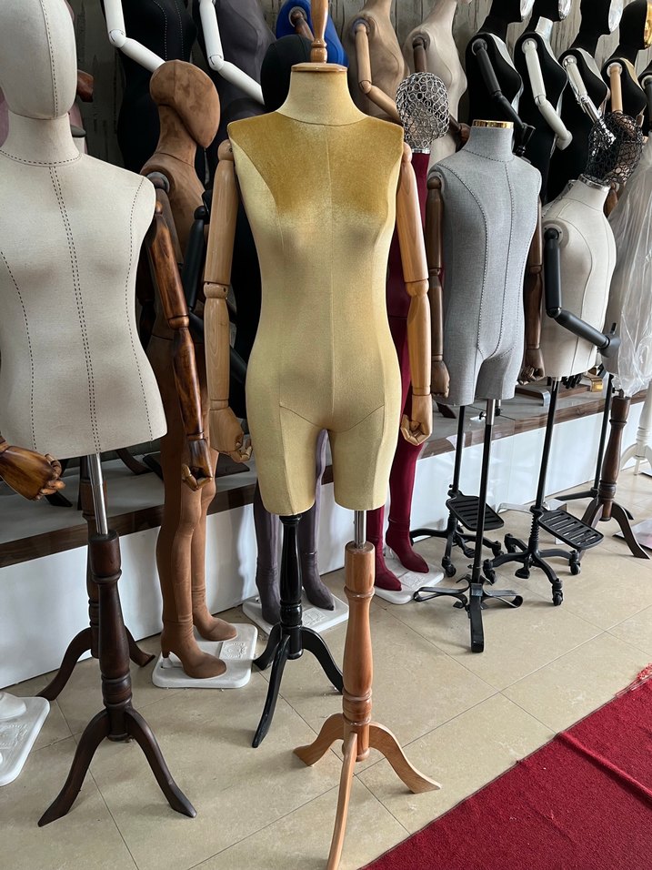 Bej Çizgili Kadın Manken - Görsel 2