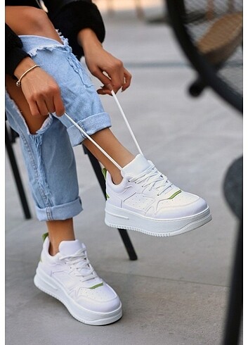 Beyaz Cilt Yeşil Detaylı Bağcıklı Spor Ayakkabı