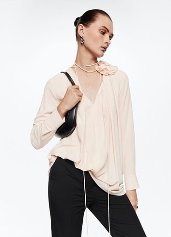 Çiçek detaylı bluz Mango 