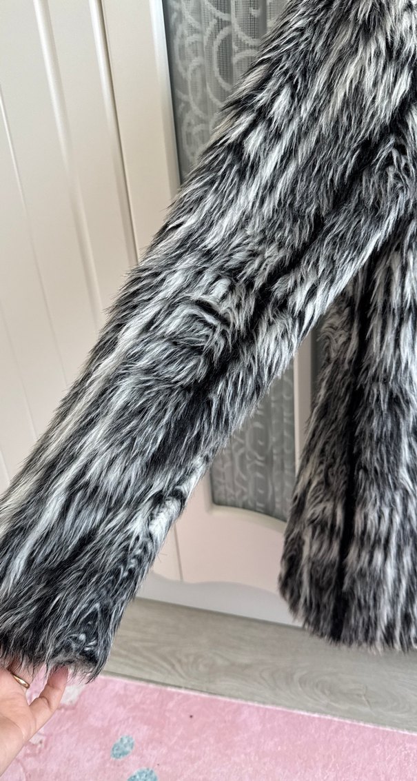 Gri Zebra Desenli Kadın Suni Kürk - Görsel 3