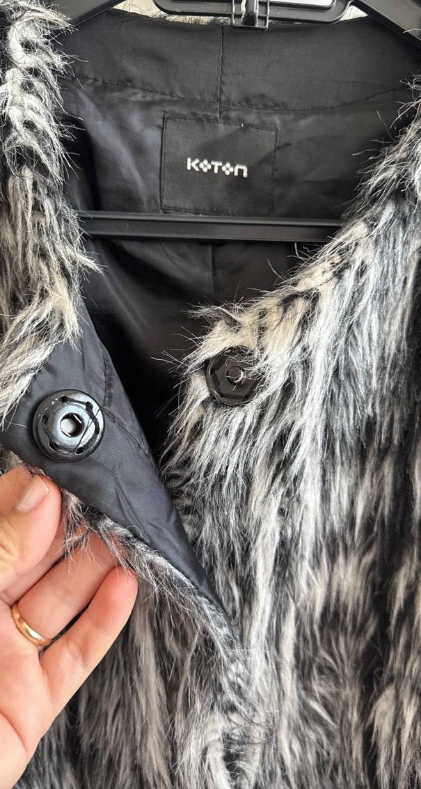 Gri Zebra Desenli Kadın Suni Kürk - Görsel 4