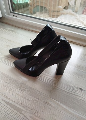 Zara Siyah Gotik Tokalı Stiletto Topuklu Kadın Ayakkabısı