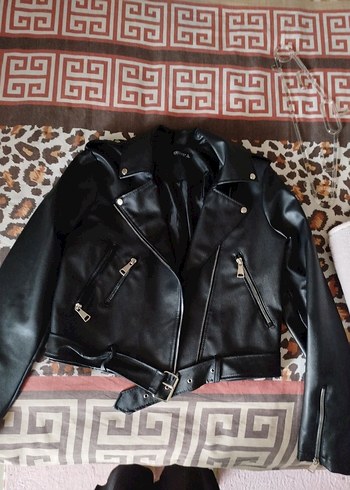 Kısa Kesim Siyah Deri Biker Ceket