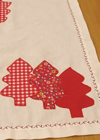 Nakışlı Kırmızı Desenli Masa Örtüsü - Görsel 3