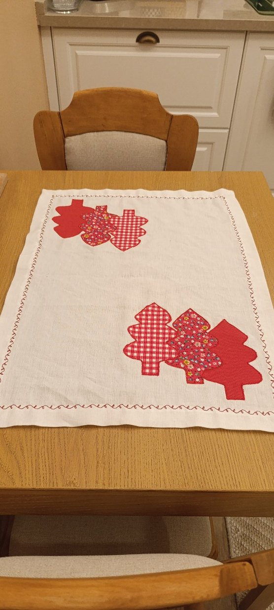 Nakışlı Kırmızı Desenli Masa Örtüsü - Görsel 2