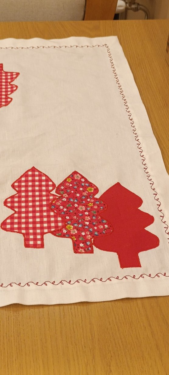 Nakışlı Kırmızı Desenli Masa Örtüsü - Görsel 3