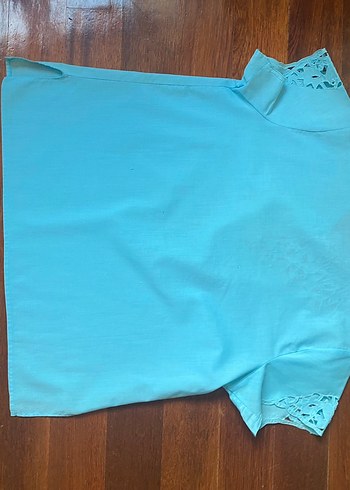 Mavi V Yaka Dantel Detaylı Kısa Bluz - Görsel 4