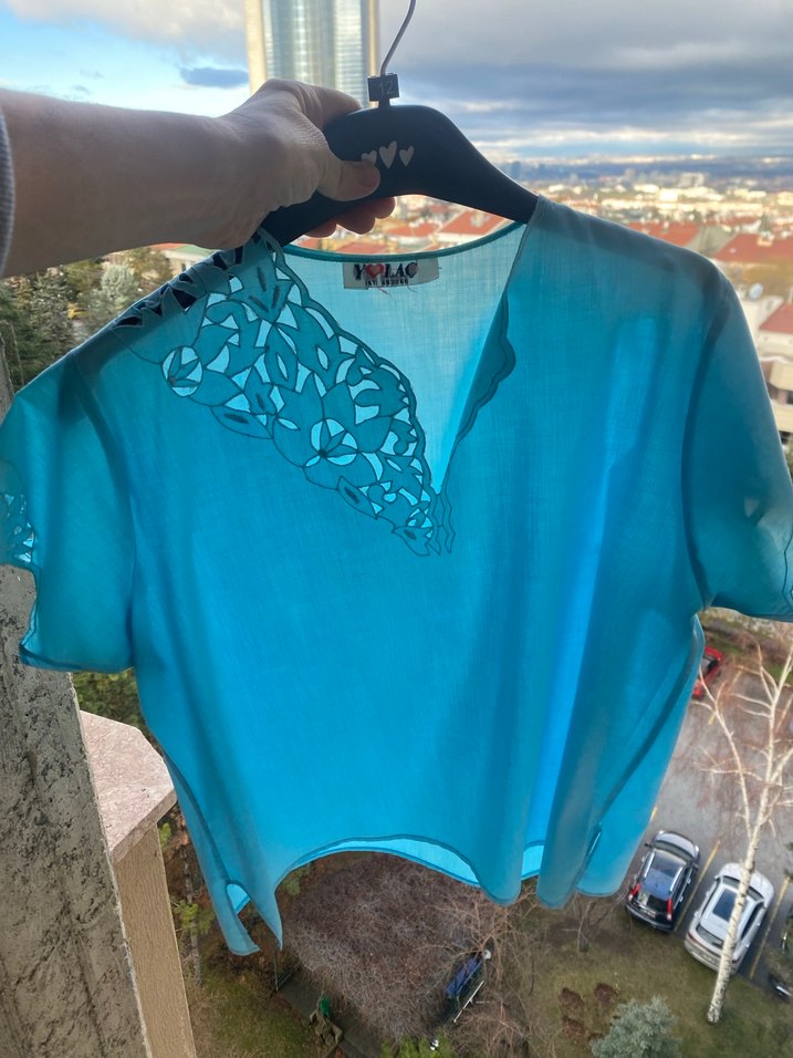 Mavi V Yaka Dantel Detaylı Kısa Bluz - Görsel 5