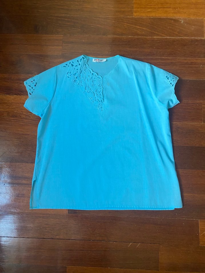 Mavi V Yaka Dantel Detaylı Kısa Bluz - Görsel 3