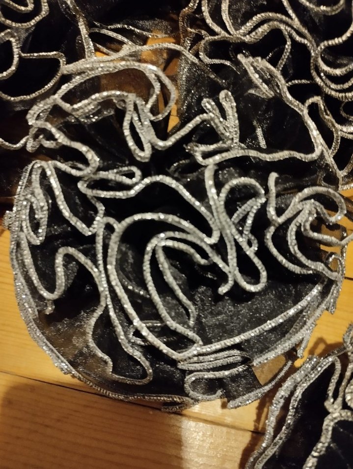 Gri Fırfırlı Avant-Garde Kadın Saç Aksesuarı - Görsel 3