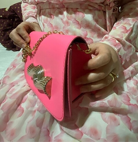 Pembe çanta