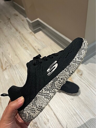 38 Beden siyah Renk Skechers ayakkabı