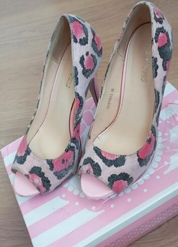 Pembe leopar desenli topuklu ayakkabı