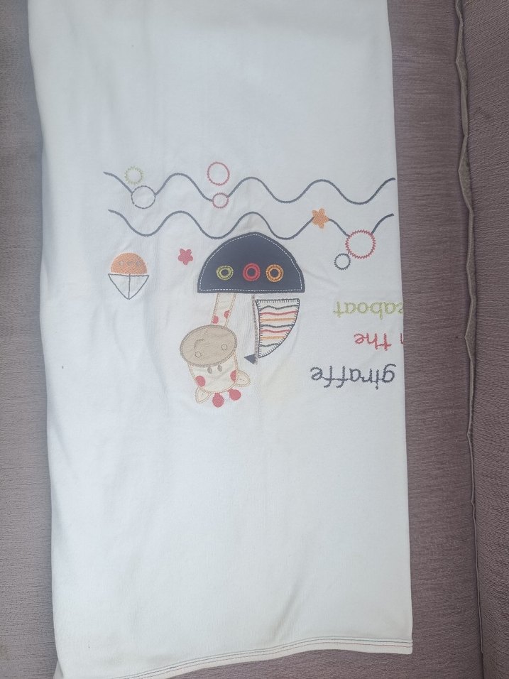 Nakışlı Beyaz ve Gri Çocuk Uyku Örtüsü - Görsel 3