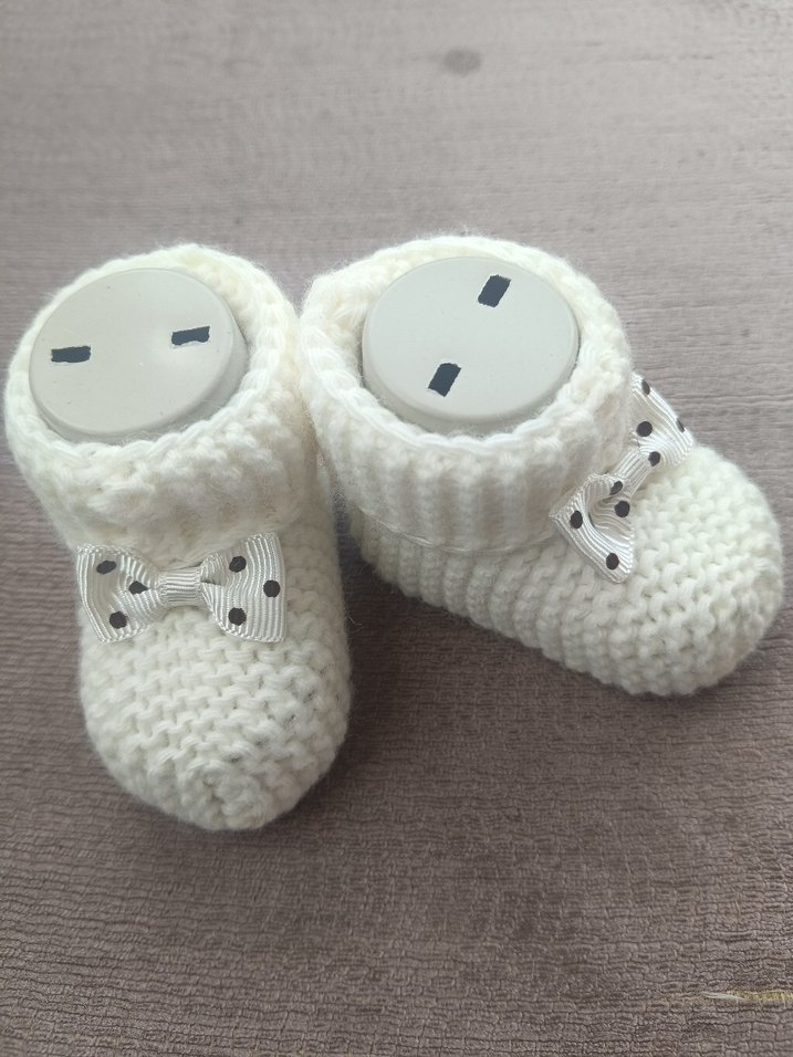 Kız Çocuk Örgü Beyaz ve Gri Ev Botu - Görsel 3