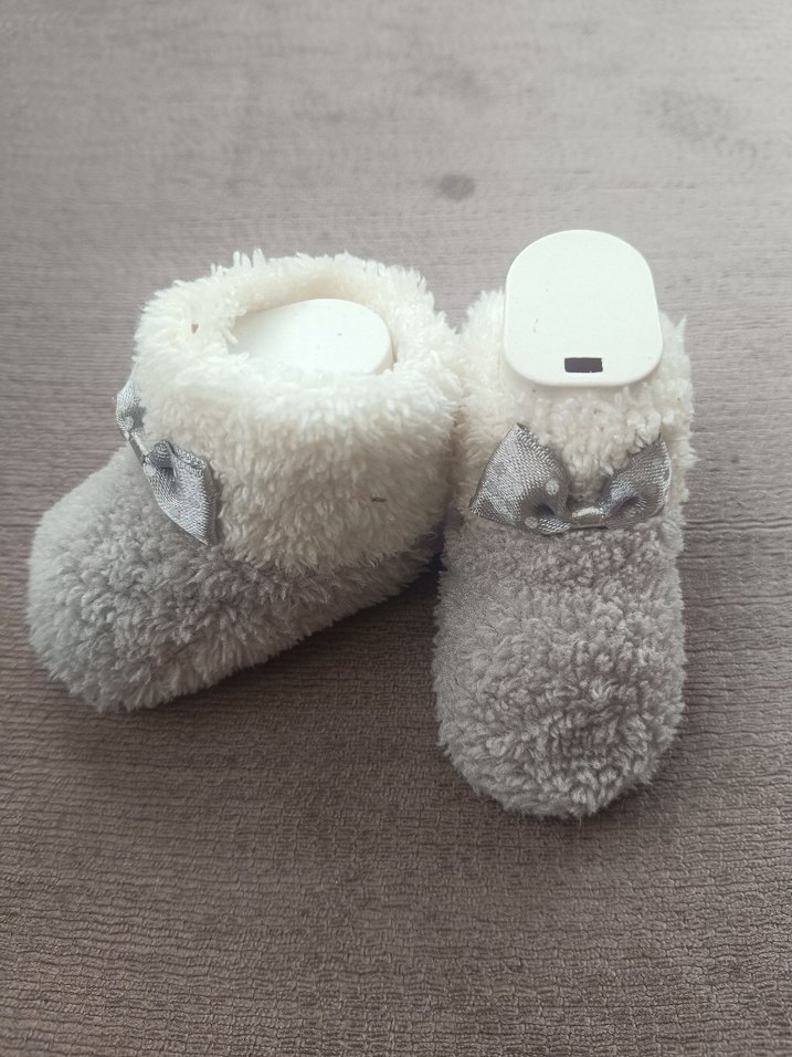 Kız Çocuk Örgü Beyaz ve Gri Ev Botu - Görsel 4