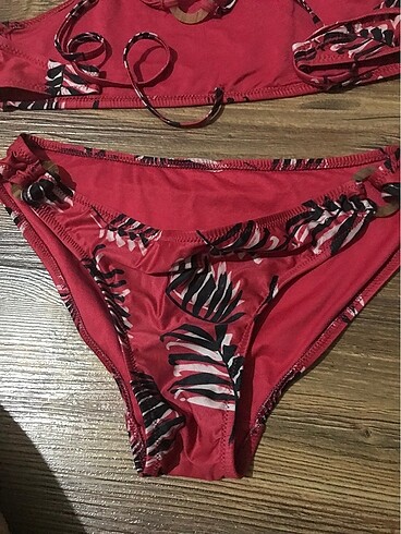 Penti yaprak desenli kırmızı bikini takımı