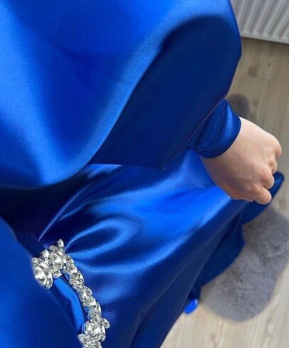 Gamze Yakar saks mavi abiye