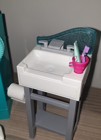 Barbie bebeğiyle banyoda.
