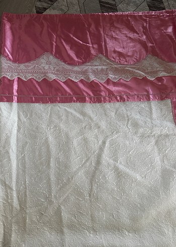Diğer İşlemeli Parlak Pembe Yatak Örtüsü