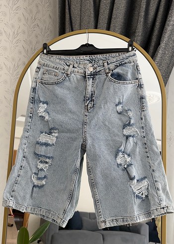 Kadın Gri Renk Yırtık Bol Kesim Denim Şort