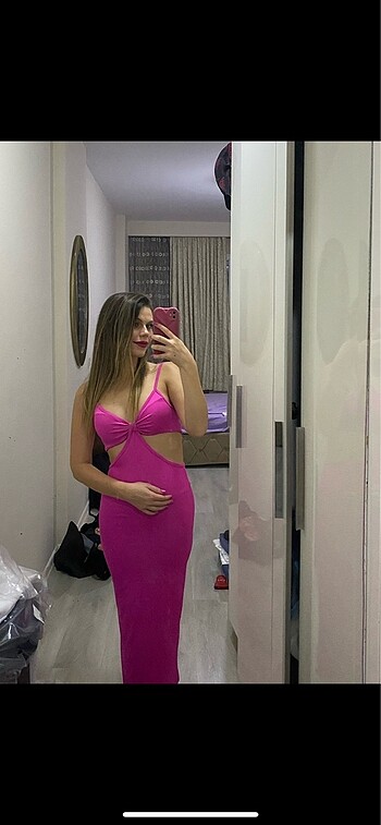 Pembe dekolteli elbise