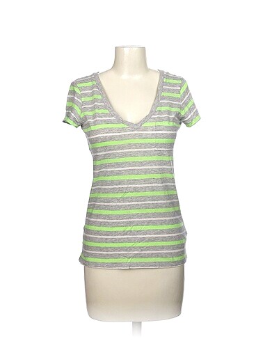 Gap T-shirt %70 İndirimli.