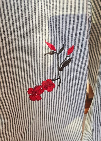 Nakışlı Düğmeli Gri Kadın Gömlek - Görsel 3