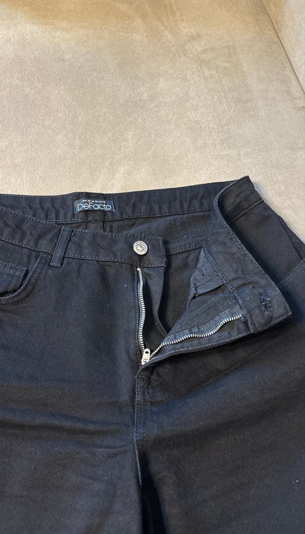 Siyah Bol Kesim Mini Denim Şort - Görsel 3